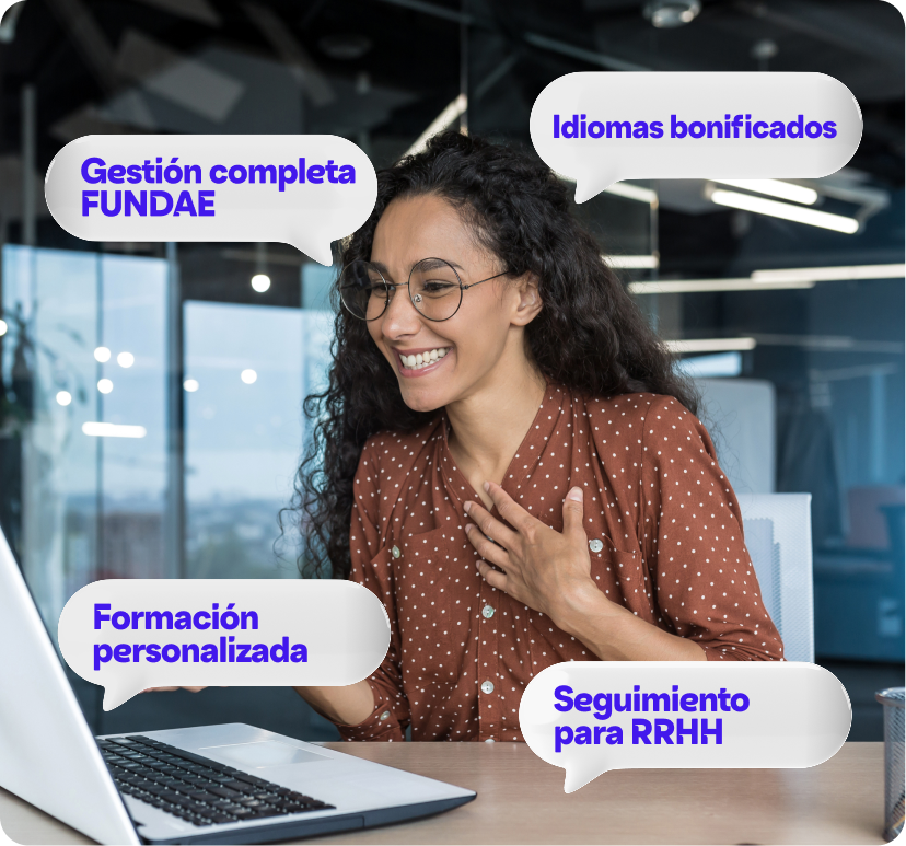 Profesional completando curso de idiomas bonificado con FUNDAE en empresa